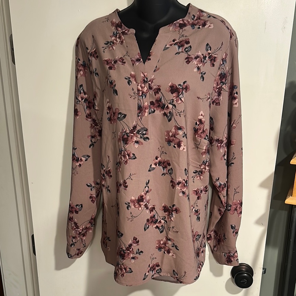 4/$16 Hilary Radley Floral Blouse in Mauve and Pink V Neck